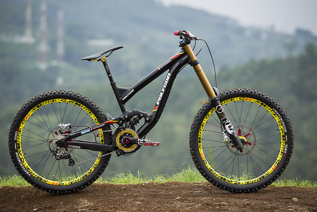 Hutchinson_UR_DH_polygon_cycles_2012_fr