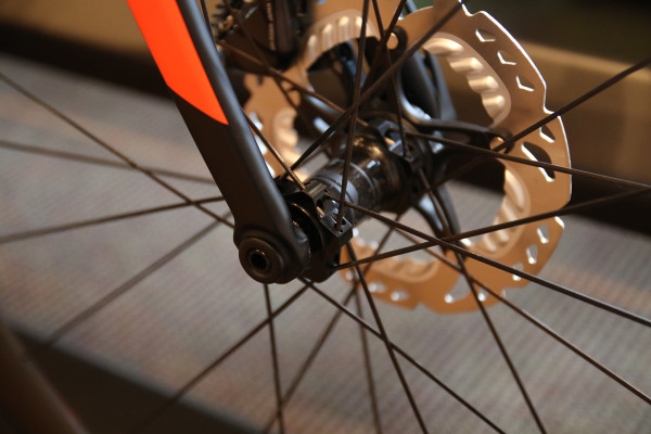 Scott-bikes-2015-road-disc-flat-mount-12mm-thru-17-600x400