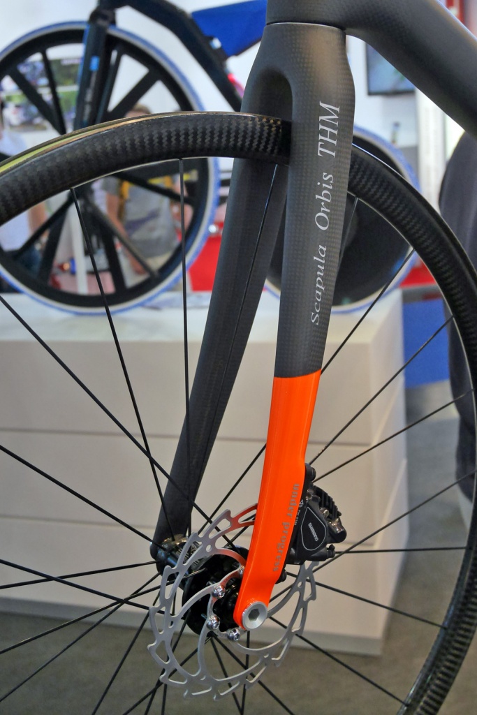 THM_Scapula-Orbis_prototype-road-disc-fork_12mm-thru-axle_flat-mount-dsic-brake