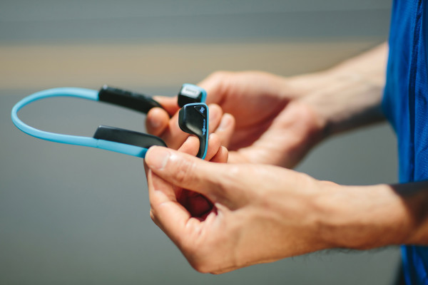 AfterShokz_Trekz_Titanium_Ocean_profile-600x400