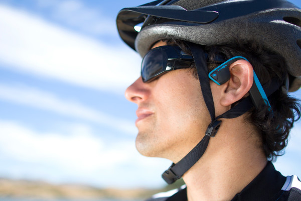 AfterShokz_Trekz_Titanium_cycling_lifestyle4-600x400