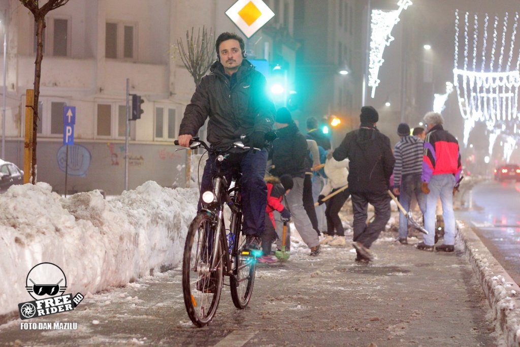 biciclistii si-au deszapezit singuri pistele 02