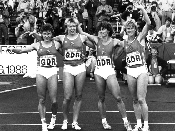 Die Sprinterinnen (l-r) Silke Gladisch, S. Günther-Rieger, Marlies Göhr und Ingrid Auerswald nach ihrem Sieg über 4 x 100 Meter am 31.08.1986 bei den 14. Leichtathletik-Europameisterschaften in Stuttgart. Das Team siegte in Jahresbestzeit von 41,84 Sekunden und verteidigte seinen Europameistertitel. Foto: Matthias Schrader +++(c) dpa - Report+++