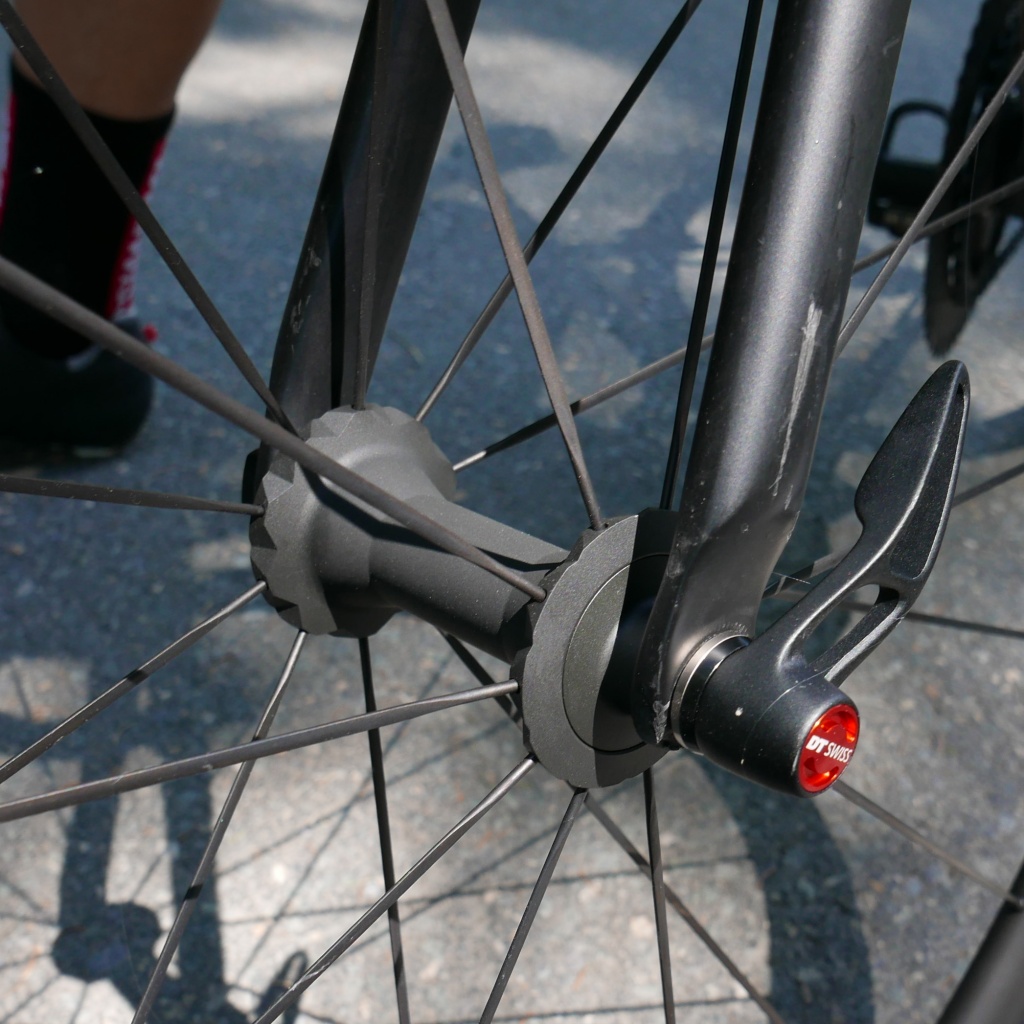 DT-Swiss_PR1400-OXiC-Dicut_light-aluminum-alloy-road-wheels_hub