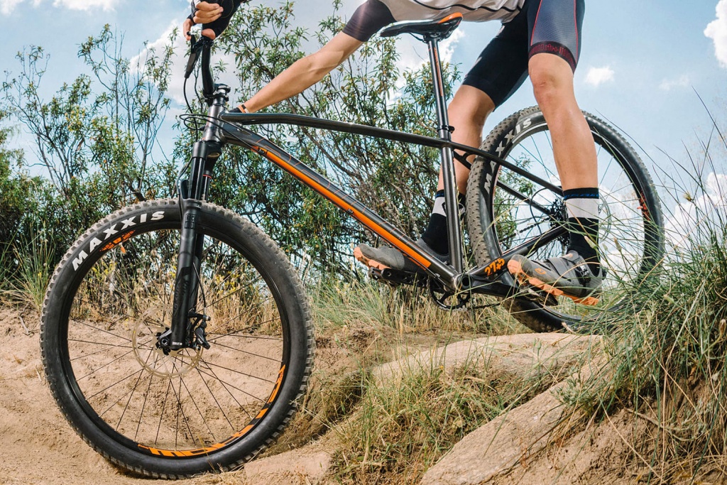 Mondraker_Prime_Plus-sized-aluminum-hardtail-trail-mountainbike_riding