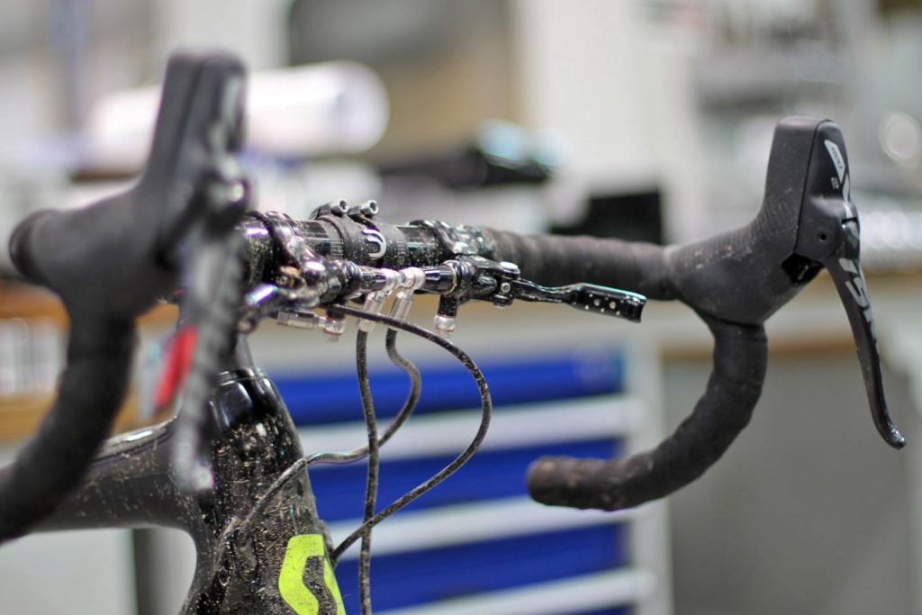 Hope_Hydraulic-Crosstop-brake-levers_3-Peaks-prototype-Oldham_secondary-inline-bar-top-brake-levers_cockpit