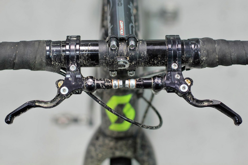 Hope_Hydraulic-Crosstop-brake-levers_3-Peaks-prototype-Oldham_secondary-inline-bar-top-brake-levers_levers