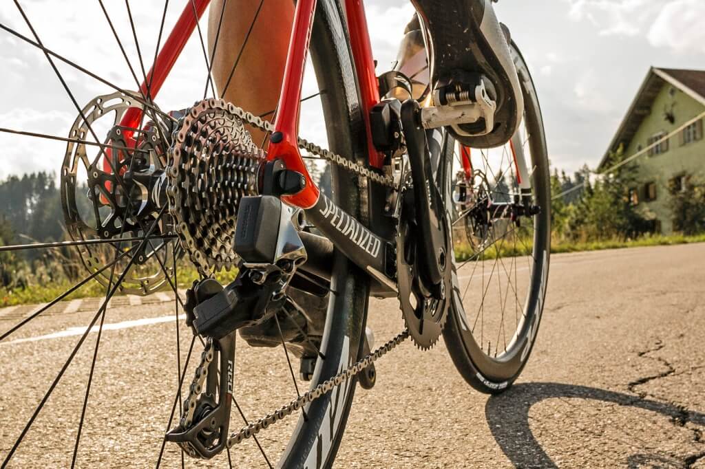 SRAM_Red-eTap-WiFLi_wide-gearing-range-rear-derailleur_climbing