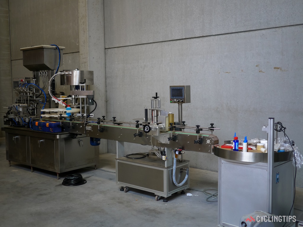 Poză preluată de pe cyclingtips.com. În imagine noile mașinării din hala Morgan Blue!