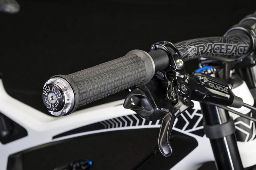 Revolution-Grips_shock-absorbing-grip-system_mountain-bike_on-bike