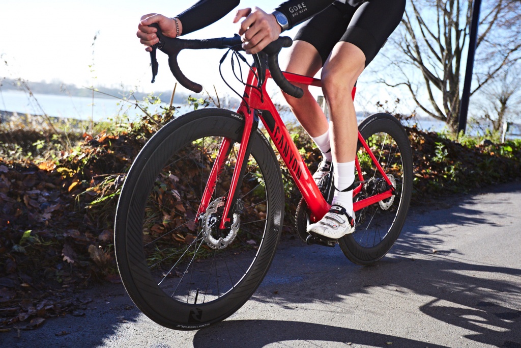 Canyon-Road-Disc_disc-brake-road-bike-updates_Aeroad-CF-SLX-Disc_riding