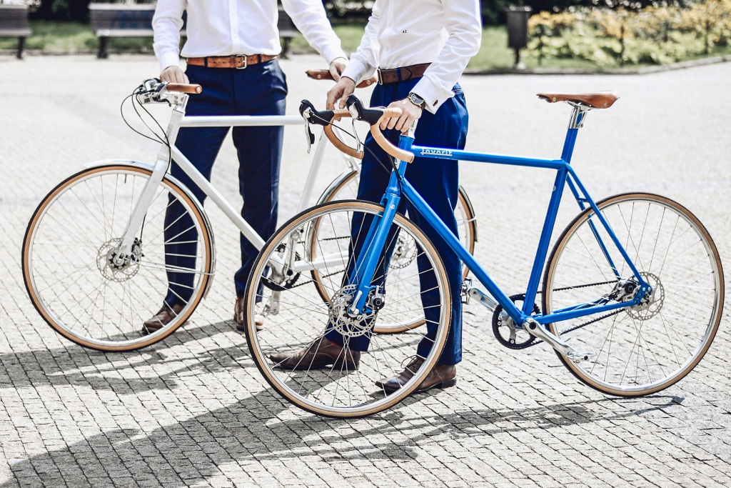 Favorit_Czech-made_custom-carbon-urban-commuter-bikes_Aviator-Bigboss-cobbles