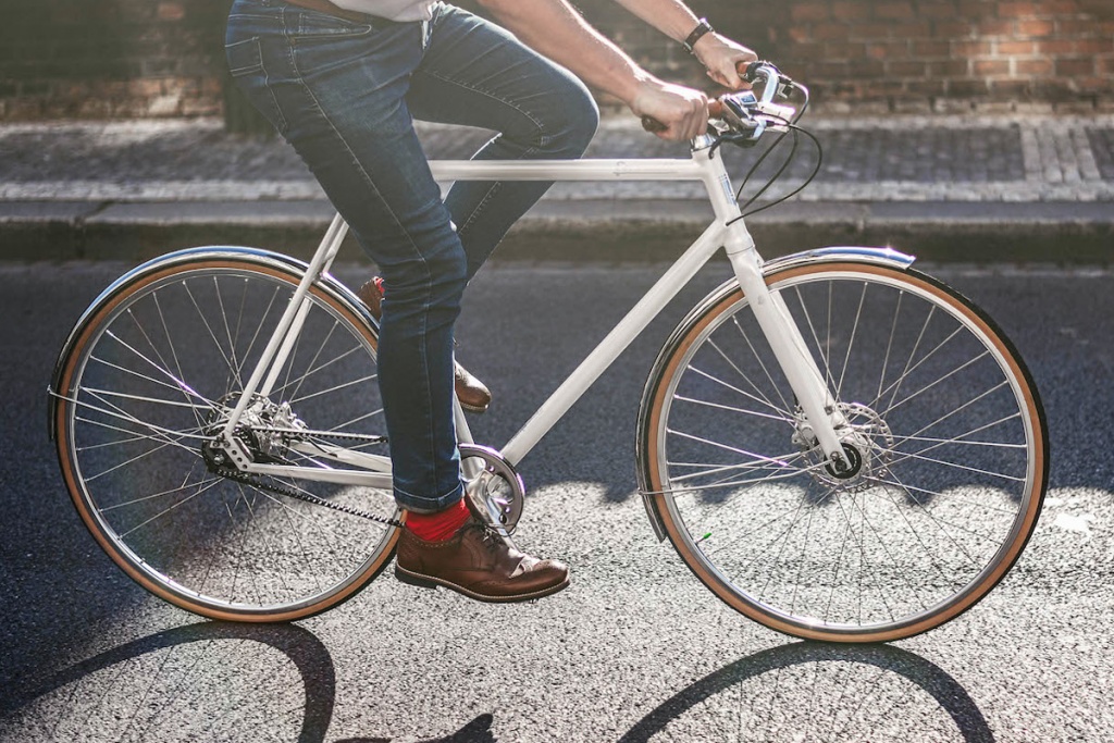 Favorit_Czech-made_custom-carbon-urban-commuter-bikes_Aviator-riding